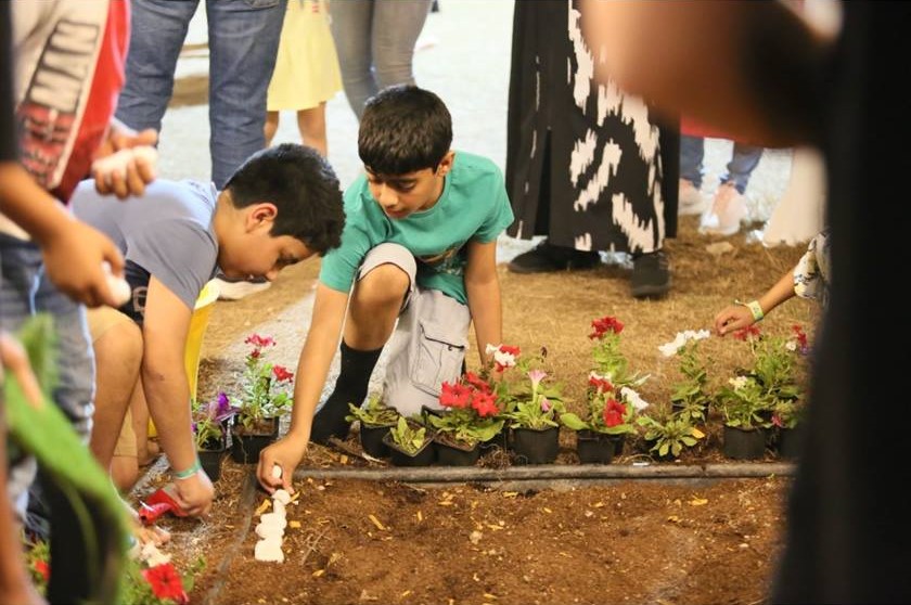 الأطفال يمارسون الزراعة في "اكسبو"